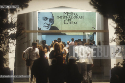 Venice Lido, Venice Film Festival 1985. Audience entering the Cinema Palace / Lido di Venezia, Mostra del Cinema di Venezia 1985. Pubblico che entra nel Palazzo del Cinema - ©Marcello Mencarini/Rosebud2