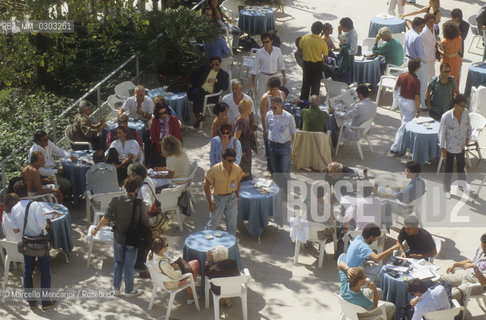 Venice Lido, Venice Film Festival, about 1985. Journalists on the terrace of the Excelsior Hotel / Lido di Venezia, Mostra del Cinema di Venezia, 1985 circa. Giornalisti sulla terrazza dellHotel Excelsior - ©Marcello Mencarini/Rosebud2