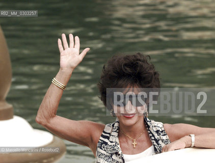 Venice Lido, Venice Film Festival 1995. Arrival of British actress Joan Collins / Lido di Venezia. Mostra del Cinema di Venezia 1995. Arrivo dellattrice Joan Collins - ©Marcello Mencarini/Rosebud2