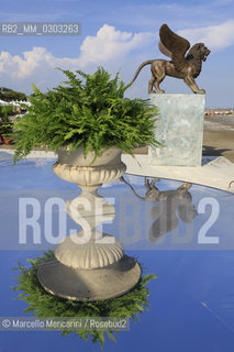 Venice Lido, Venice Film Festival 2009. Golden Lion statue, part of the set design on the Excelsior Hotel beach / Lido di Venezia, Mostra del Cinema di Venezia 2009. Statua del Leone doro parte della scenografia sulla spiaggia dellHotel Excelsior - ©Marcello Mencarini/Rosebud2