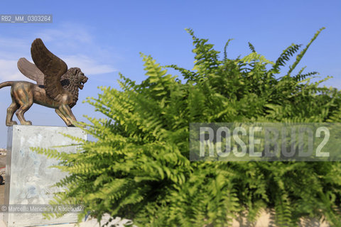 Venice Lido, Venice Film Festival 2009. Golden Lion statue, part of the set design on the Excelsior Hotel beach / Lido di Venezia, Mostra del Cinema di Venezia 2009. Statua del Leone doro parte della scenografia sulla spiaggia dellHotel Excelsior - ©Marcello Mencarini/Rosebud2