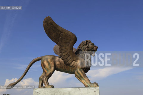 Venice Lido, Venice Film Festival 2009. Golden Lion statue, part of the set design on the Excelsior Hotel beach / Lido di Venezia, Mostra del Cinema di Venezia 2009. Statua del Leone doro parte della scenografia sulla spiaggia dellHotel Excelsior - ©Marcello Mencarini/Rosebud2