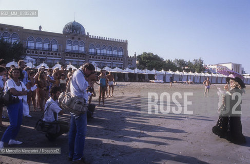 Venice Lido, Venice Film Festival, about 1988. Photographers on the beach / Lido di Venezia, Mostra del Cinema di Venezia 1988 circa. Fotografi sulla spiaggia  - ©Marcello Mencarini/Rosebud2