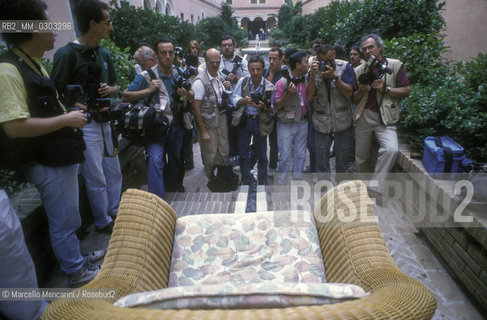 Venice Lido, Venice Film Festival 1988. Photographers at a photo call / Lido di Venezia, Mostra del Cinema di Venezia 1988. Fotografi a un photo call - ©Marcello Mencarini/Rosebud2