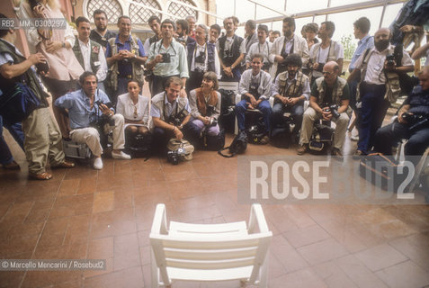 Venice Lido, Venice Film festival about 1990. Photographers attending a photo call / Lido di venezia, Mostra del Cinema di Venezia, 1990 circa. fotografi a un photo call - ©Marcello Mencarini/Rosebud2