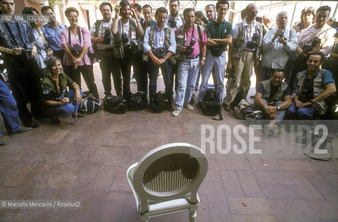 Venice Lido, Venice Film festival about 1992. Photographers attending a photo call / Lido di venezia, Mostra del Cinema di Venezia, 1992 circa. fotografi a un photo call - ©Marcello Mencarini/Rosebud2