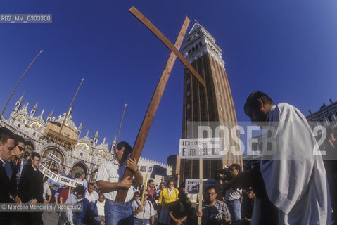 Venice, Saint Marks Square, 1988. Demonstration against the movie The Last Temptation of Christ by Martin Scorsese in competition at Venice Film Festival 1988 / Venezia, Piazza San marco, 1988. Manifestazione contro il film Lultima tentazione di Cristo di Martin Scorsese in concorso alla Mostra del Cinema di Venezia 1988  - ©Marcello Mencarini/Rosebud2