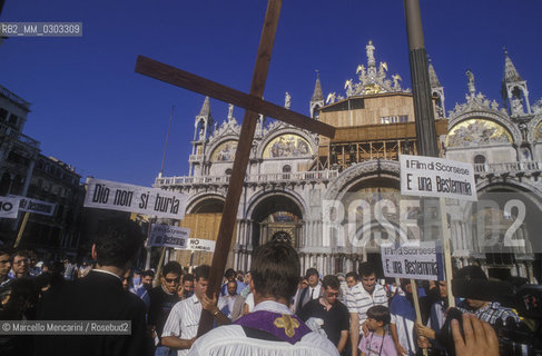 Venice, Saint Marks Square, 1988. Demonstration against the movie The Last Temptation of Christ by Martin Scorsese in competition at Venice Film Festival 1988 / Venezia, Piazza San marco, 1988. Manifestazione contro il film Lultima tentazione di Cristo di Martin Scorsese in concorso alla Mostra del Cinema di Venezia 1988  - ©Marcello Mencarini/Rosebud2