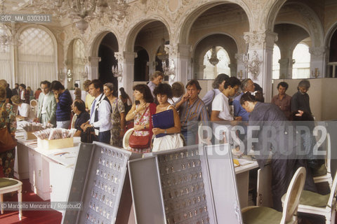 Venice Lido, Venice Film Festival, about 1988. Journalists and photographers at the press office / Lido di Venezia, Mostra del Cinema di Venezia 1988 circa. Giornalisti e fotografi nellufficio stampa - ©Marcello Mencarini/Rosebud2