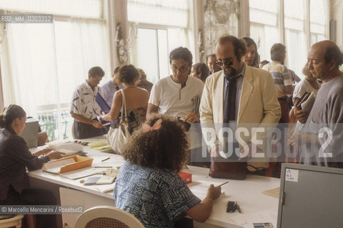 Venice Lido, Venice Film Festival, about 1988. Journalists and photographers at the press office / Lido di Venezia, Mostra del Cinema di Venezia 1988 circa. Giornalisti e fotografi nellufficio stampa - ©Marcello Mencarini/Rosebud2