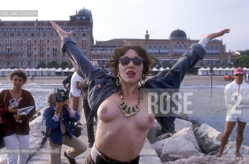 Venice Lido, Venice Film festival, 1990 circa. A topless starlet / Lido di Venezia, Mostra del Cinema di Venezia, 1990 circa. Una starlette in topless - ©Marcello Mencarini/Rosebud2