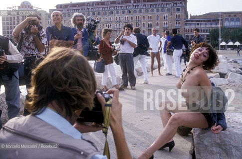 Venice Lido, Venice Film festival, 1990 circa. A topless starlet / Lido di Venezia, Mostra del Cinema di Venezia, 1990 circa. Una starlette in topless - ©Marcello Mencarini/Rosebud2