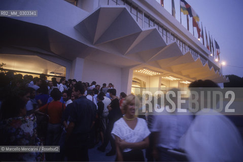 Venice Lido, Venice Film festival 1990. Audience in front of the Cinema Palace / Lido di Venezia, Mostra del Cinema di Venezia 1990. Pubblico davanti al Palazzo del Cinema - ©Marcello Mencarini/Rosebud2