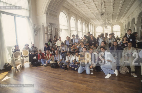 Venice Lido, Venice Film Festival, about 1990. The photographers before a photo call in the Excelsior Hotel Stucchi Ballroom / Lido di Venezia, Mostra del Cinema di Venezia, 1990 circa. I fotografi prima di un photo call nella Sala Stucchi dellHotel Excelsior - ©Marcello Mencarini/Rosebud2