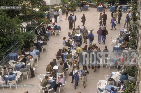 Venice Lido, Venice Film Festival, about 1990. Journalists on the terrace of the Excelsior Hotel / Lido di Venezia, Mostra del Cinema di Venezia, 1990 circa. Giornalisti sulla terrazza dellHotel Excelsior - ©Marcello Mencarini/Rosebud2