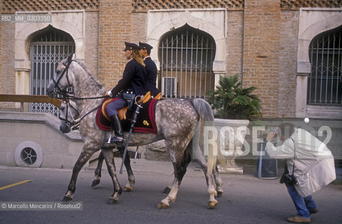 Venice Lido, Venice Film Festival, about 1990. Photographer and mounted police in front of the Excelsior Hotel / Lido di Venezia, Mostra del Cinema di Venezia, 1990 circa. Fotografo e carabinieri a cavalo davanti allHotel Excelsior - ©Marcello Mencarini/Rosebud2