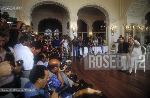 Venice Lido, Excelsior Hotel, Venice Film Festival 1992. Photographers at the photo call of the movie Glengarry Glen Ross by James Foley with Jack Lemmon / Lido di Venezia, Hotel Excelsior, Mostra del Cinema di Venezia 1992. Fotografi al photo call del film Americani (Glengarry Glen Ross) di James Foley con Jack Lemmon - ©Marcello Mencarini/Rosebud2