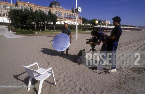Venice Lido, Venice Film festival 1992. A television crew waiting for a star on the beach in front of the Excelsior Hotel / Lido di Venezia, Mostra del Cinema di Venezia 1992. Una troupe televisiva aspetta una star sulla spiaggia davanti allHotel Excelsior - ©Marcello Mencarini/Rosebud2