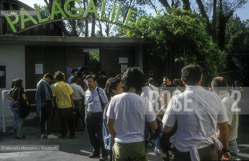 Venice Lido, Venice Film festival 1992. Audience in front of the Palagalileo movie theater / Lido di Venezia, Mostra del Cinema di Venezia 1992. Pubblico davanti al Palagalileo - ©Marcello Mencarini/Rosebud2