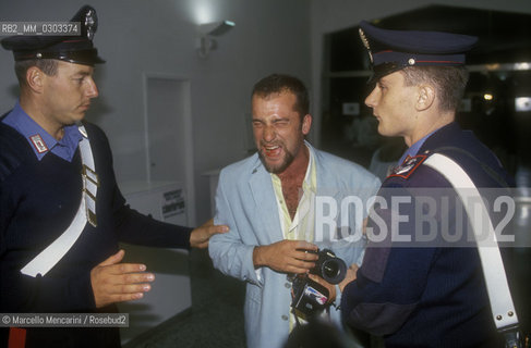 Venice Lido, venice Film festival 1993. a photographer stopped by the police / Lido di venezia, Mostra del Cinema 1993. Fotografo fermato dai carabinieri - ©Marcello Mencarini/Rosebud2