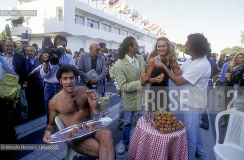 Venice Lido, Venice Film Festival 1993. The Cast of the movie Supplì directed by Vincenzo verdecchi, offering some supplì (Italian fried rice balls) in front of the Cinema Palace / Lido di Venezia, Mostra del Cinema di Venezia 1993. Il cast del film Supplì diretto da Vincenzo Verdecchi mentre distribuisce supplì di fronte al Palazzo del Cinema - ©Marcello Mencarini/Rosebud2