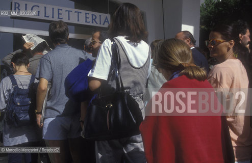 Venice Lido, Venice Film festival, about 1993. Queue to get the tickets  / Lido di venezia, Mostra del Cinema, 1993 circa. Coda per i biglietti - ©Marcello Mencarini/Rosebud2