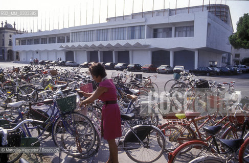 Venice Lido, Venice Film festival, about 1993. Bicycle parking in front of the Cinema Palace  / Lido di venezia, Mostra del Cinema, 1993 circa. Parcheggio delle biciclette davanti al Palazzo del Cinema - ©Marcello Mencarini/Rosebud2