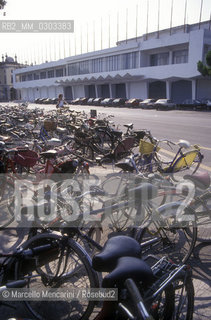 Venice Lido, Venice Film festival, about 1993. Bicycle parking in front of the Cinema Palace  / Lido di venezia, Mostra del Cinema, 1993 circa. Parcheggio delle biciclette davanti al Palazzo del Cinema - ©Marcello Mencarini/Rosebud2