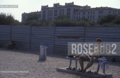 Venice Lido, Venice Film Festival about 1993. Bathers on the beach in front of the Des Bains Hotel / Lido di Venezia, Mostra del Cinema di Venezia 1993 circa. Bagnanti sulla spiaggia davanti allHotel des Bains - ©Marcello Mencarini/Rosebud2