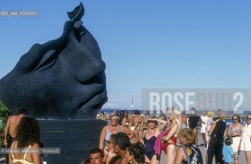 Venice Film Festival 1998. Sculpture on the Venice Lido seashore / Mostra del Cinema di Venezia 1998. Scultura sulla spiaggia del Lido - ©Marcello Mencarini/Rosebud2