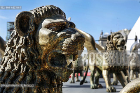 Venice Lido, Venice Film Festival 2007. Golden lions statues in the Festival scenography / Lido di Venezia. Mostra del Cinema di Venezia 2007. Leoni doro nella scenografia della Mostra - ©Marcello Mencarini/Rosebud2