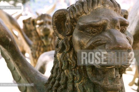 Venice Lido, Venice Film Festival 2007. Golden lions statues in the Festival scenography / Lido di Venezia. Mostra del Cinema di Venezia 2007. Leoni doro nella scenografia della Mostra - ©Marcello Mencarini/Rosebud2