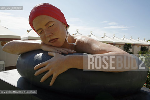 Venice Lido, Venice Film Festival 2007.  The survival of Serena, sculpture by Carole A. Feuerman. / Lido di Venezia. Mostra del Cinema di Venezia 2007. The survival of Serena, scultura di Carole A. Feuerman ©Marcello Mencarini/Rosebud2