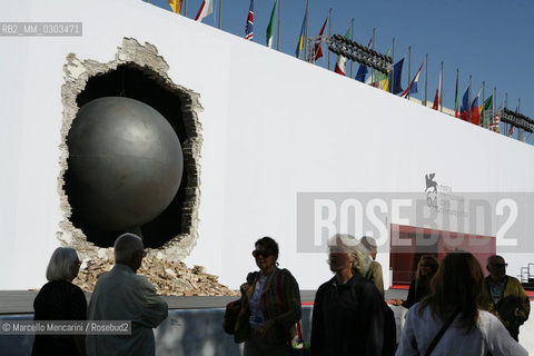 Venice Lido, Venice Film Festival 2007. Wall of Cinema Palace broken by a big cannon ball for Festival scenography / Lido di Venezia. Mostra del Cinema di Venezia 2007. Muro del Palazzo del Cinema sfondato da una grande palla di cannone per la scenografia della Mostra - ©Marcello Mencarini/Rosebud2