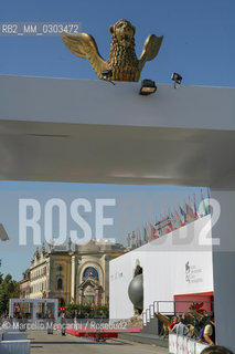 Venice Lido, Venice Film Festival 2007. Wall of Cinema Palace broken by a big cannon ball for Festival scenography / Lido di Venezia. Mostra del Cinema di Venezia 2007. Muro del Palazzo del Cinema sfondato da una grande palla di cannone per la scenografia della Mostra - ©Marcello Mencarini/Rosebud2