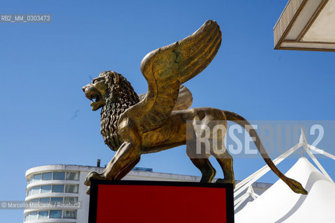 Venice Lido, Venice Film Festival 2007. Golden lions statues in the Festival scenography / Lido di Venezia. Mostra del Cinema di Venezia 2007. Leoni doro nella scenografia della Mostra - ©Marcello Mencarini/Rosebud2
