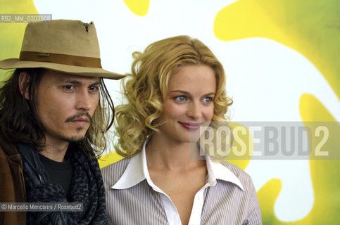 Venice Lido, Venice Film Festival 2001. Actors johnny Depp and Heather Graham, at the Festival to present the movie From Hell directed by Albert and Allen Hughes / Lido di Venezia, Mostra del Cinema di Venezia 2001. Johnny Depp e Heather Graham, attori protagonisti del film La vera storia di Jack lo squartatore-From Hell diretto dai fratelli Highes e presentato alla Mostra - ©Marcello Mencarini/Rosebud2