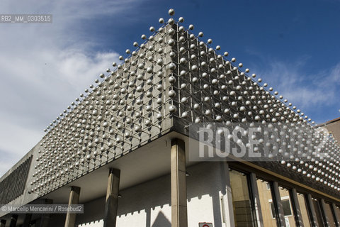 Silberne Frequenz (Silver Frequency) by Otto Piene, a relief on the façade of the LWL-State Museum of art and cultural history - ©Marcello Mencarini/Rosebud2