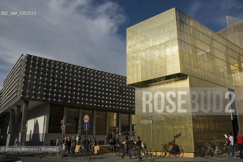 Switch+ by Jan Kampshoff and Marc Günnewig, a temporary structure created for the plaza in front of the former Westphalian Museum of Archaeology that offers a central location for services related to exhibition, including an information point and a bookshop. On the left, Silberne Frequenz (Silver Frequency) by Otto Piene, a relief on the façade of the LWL-State Museum of art and cultural history - ©Marcello Mencarini/Rosebud2