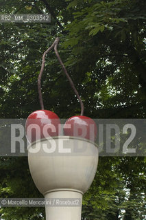 Münster, Harsewinkelplatz, Skulpur Projekte. Kirschensaule (Cherry Column) by Thomas Schütte - ©Marcello Mencarini/Rosebud2