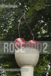 Münster, Harsewinkelplatz, Skulpur Projekte. Kirschensaule (Cherry Column) by Thomas Schütte - ©Marcello Mencarini/Rosebud2