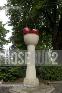 Münster, Harsewinkelplatz, Skulpur Projekte. Kirschensaule (Cherry Column) by Thomas Schütte - ©Marcello Mencarini/Rosebud2
