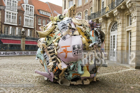Münster, Erbdrostenhof, Salzstr.38, Skulpur Projekte. Trickle down. Der öffentliche Raum im Zeitalter seiner Privatisierung (Trickle down, Public Space in the Era of its Privatization) by Andreas Siekmann
 ©Marcello Mencarini/Rosebud2