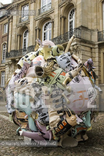 Münster, Erbdrostenhof, Salzstr.38, Skulpur Projekte. Trickle down. Der öffentliche Raum im Zeitalter seiner Privatisierung (Trickle down, Public Space in the Era of its Privatization) by Andreas Siekmann
 ©Marcello Mencarini/Rosebud2