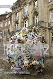 Münster, Erbdrostenhof, Salzstr.38, Skulpur Projekte. Trickle down. Der öffentliche Raum im Zeitalter seiner Privatisierung (Trickle down, Public Space in the Era of its Privatization) by Andreas Siekmann
 ©Marcello Mencarini/Rosebud2