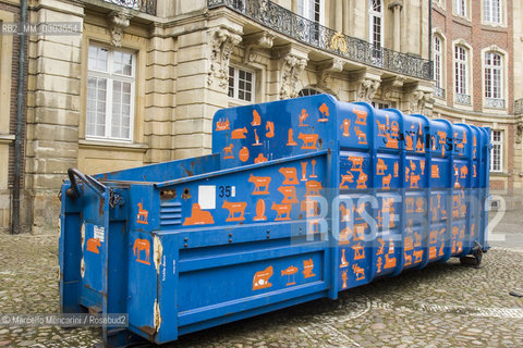 Münster, Erbdrostenhof, Salzstr.38, Skulpur Projekte. Trickle down. Der öffentliche Raum im Zeitalter seiner Privatisierung (Trickle down, Public Space in the Era of its Privatization) by Andreas Siekmann
 ©Marcello Mencarini/Rosebud2
