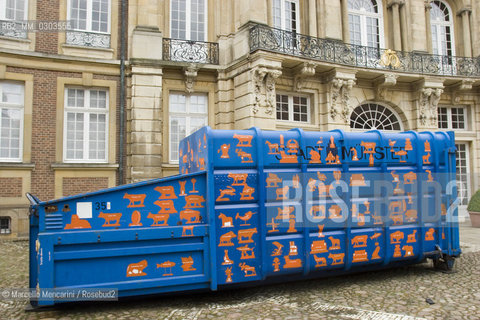 Münster, Erbdrostenhof, Salzstr.38, Skulpur Projekte. Trickle down. Der öffentliche Raum im Zeitalter seiner Privatisierung (Trickle down, Public Space in the Era of its Privatization) by Andreas Siekmann
 ©Marcello Mencarini/Rosebud2