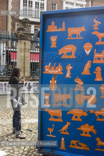 Münster, Erbdrostenhof, Salzstr.38, Skulpur Projekte. Trickle down. Der öffentliche Raum im Zeitalter seiner Privatisierung (Trickle down, Public Space in the Era of its Privatization) by Andreas Siekmann
 ©Marcello Mencarini/Rosebud2