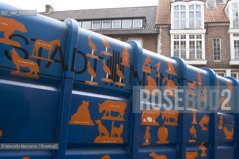 Münster, Erbdrostenhof, Salzstr.38, Skulpur Projekte. Trickle down. Der öffentliche Raum im Zeitalter seiner Privatisierung (Trickle down, Public Space in the Era of its Privatization) by Andreas Siekmann
 ©Marcello Mencarini/Rosebud2