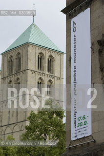 Münster, Skulpur Projekte. A Cathedral bell tower in the background / Münster, Skulpur Projekte, sullo sfondo un campanile del duomo - ©Marcello Mencarini/Rosebud2